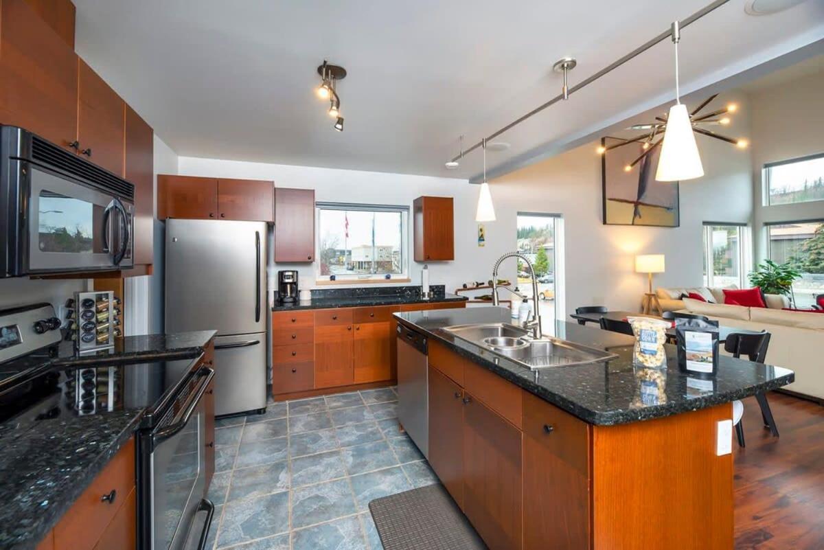Nn - The Flame - Downtown 1-Bed 2-Bath Villa Whitehorse Exterior photo